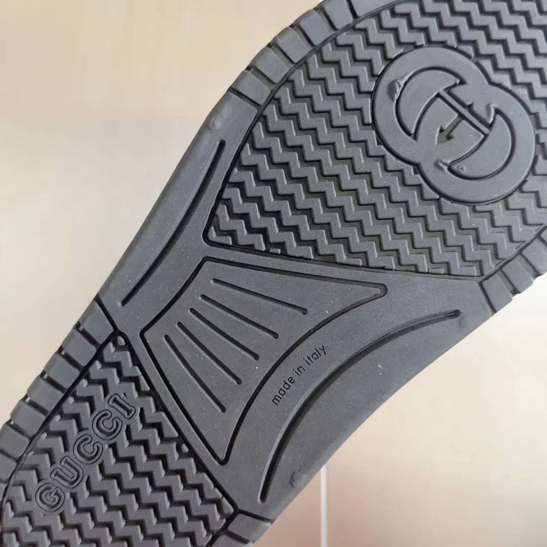 [G Home] Men's Men's Shoes💰: 300💰Size: 38-45 🆕2024Gucci Gucci Summer New Style Double G Presbyopia Flip-flops Cross Sandals Thick Sole Slippers Beach Shoes Original Purchase and Development Production G family's 2024 new summer dark horse items, fashion bloggers at home and abroad have put on the show, and it has become popular on social platforms at home and abroad. Fashionistas must pay for it, and they spend a lot of money to create ingenious craftsmanship and accurately restore every detail. Exquisite packaging at the delivery counter🛍📦 ▪️ Fabric: Original imported double G presbyopic leather ▪️ Lining: Original imported leather ▪️ Sole: Original open molded T men's shoes 💰U outsole ▪️ Bottom thickness: 3CM